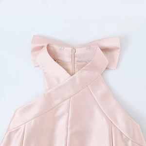 Rosa Satin-Neckholder-Kleid mit Kreuzhalsausschnitt und eleganter Schleife
