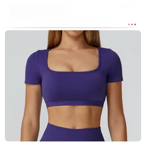 Detailansicht des lila nahtlosen Yoga-Crop-Tops mit quadratischem Ausschnitt und schmaler Passform