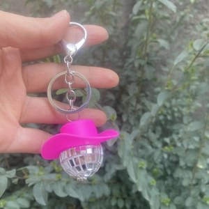 Rosa Cowboyhut mit silbernem Spiegel-Discokugel-Schlüsselanhänger und Metallkette