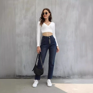 Jeans attillati a vita alta blu scuro con chiusura a cinque bottoni dal look moderno
