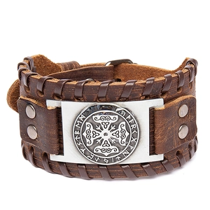 Détail du bord en cuir tressé et du compas runique nordique sur ce bracelet marron