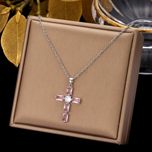 Collar con cruz de circonita rosa presentado en una elegante caja de regalo de lujo
