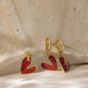 Set di Gioielli a Cuore Rosso in Acciaio Inossidabile Placcato Oro 18K per Donna Collana con Pendente a Cuore in Smalto Rosso Vintage e Orecchini
