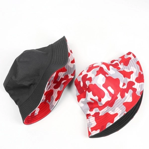 Détail d'un chapeau bob réversible montrant le côté noir et les motifs camouflage rouge-blanc