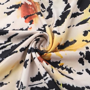Makroaufnahme von Stoff mit Tigerprint und strukturierter Strickware für ein enges Kleid