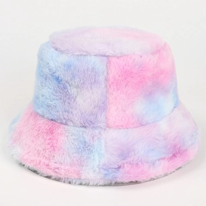Dettaglio del cappello alla pescatora in peluche tie-dye con morbida pelliccia finta