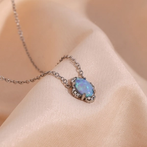 Macro d'un collier ovale en opale bleue avec d'éclatantes pierres de zircon blanc