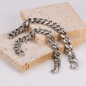 Bracelet gourmette classique en acier inoxydable argenté pour homme avec fermoir mousqueton