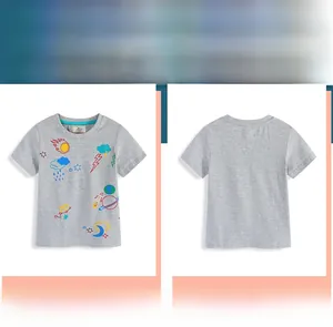Détails à plat d'un T-shirt en coton gris avec des imprimés de dessins animés spatiaux