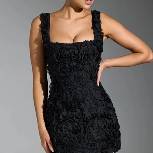 Robe moulante noire avec texture florale 3D et col carré pour un look d'été chic