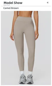 Détail de legging de yoga taille haute marron chameau avec texture de tissu sport sans couture