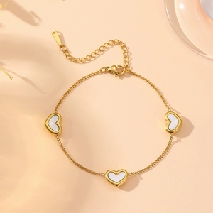Bracelet cœur élégant en acier inoxydable doré avec incrustations nacrées et fermoir homard