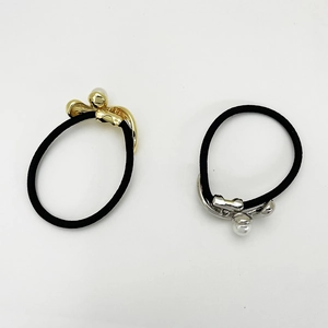 Coppia di elastici per capelli neri con nodi metallici oro e argento e perle bianche