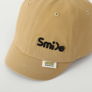 Detail der khakifarbenen Baumwollkappe mit 3D-Smile-Stickerei und sauberer Naht