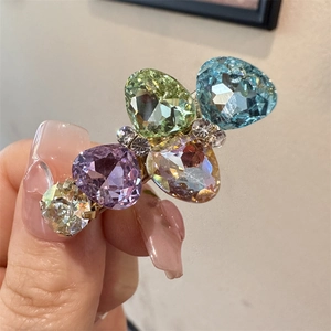 Vue détaillée d'une pince à cheveux dorée avec cristaux colorés et strass brillants