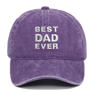 Détail de la broderie blanche BEST DAD EVER sur casquette en coton lavé violet