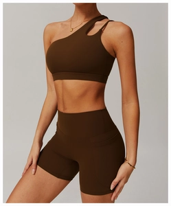 Détail du soutien-gorge de sport une épaule marron chocolat et du short à taille haute