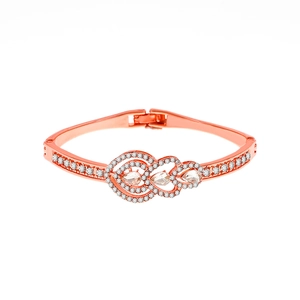 Bracciale rigido oro rosa con cuori traforati e dettagli in cristallo a goccia