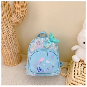 Détail d'un sac à dos enfant bleu clair sirène avec paillettes et motifs sous-marins