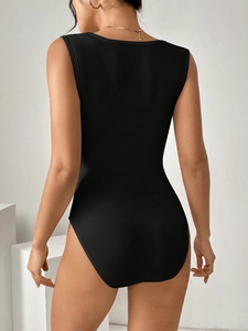 Schmal geschnittener schwarzer ärmelloser Romper für Damen mit offenem Rücken und Silhouette