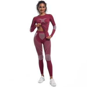 Détail d'un ensemble de yoga sans couture bordeaux extensible avec motifs géométriques