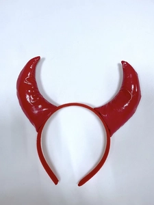 Détail d'un serre-tête cornes de diable rouge brillant avec bandeau en tissu pour Halloween