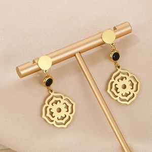 Détails de boucles d'oreilles plume en titane doré avec perles noires et mandalas