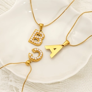 Collier chaîne serpent en acier titane doré avec pendentifs lettres perlées sur plateau