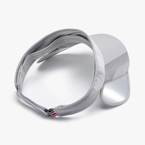 Visiera da golf grigio chiaro con tesa larga e cinturino regolabile tricolore