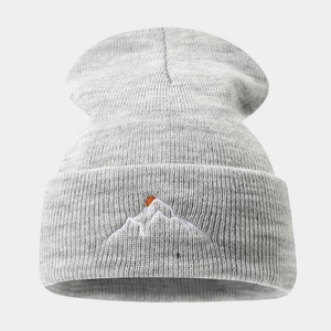 Bonnet en maille côtelée gris clair avec broderie montagne pour la chaleur hivernale