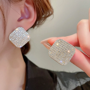 Luxury oval geometric gold stud earrings with sparkling crystals for women