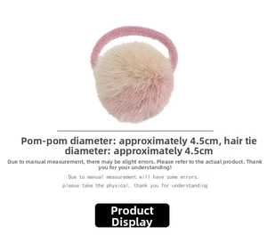 Dettaglio dell'elastico per capelli in peluche rosa con pompon da 4,5 cm e dimensioni
