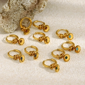 Boucles d'oreilles créoles minimalistes en acier doré 18K avec breloques de naissance
