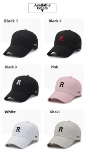Griglia dettagliata dei cappellini con lettera R ricamata in nero, rosa, bianco e kaki