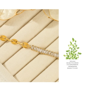 Détail du bracelet chaîne nez de porc doré avec zircons rectangulaires sertis en ligne