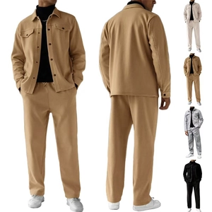 Détail de la veste chemise à revers pour homme et pantalon à cordon en quatre coloris classiques