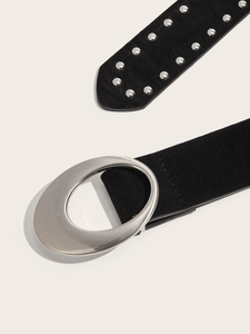 Détail d'une ceinture en daim noir avec boucle ovale en argent brossé et rivets métalliques