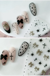 Makro-Detail von 3D-Schleifen- und Kreuz-Nagelstickern mit Metallic-Strukturen