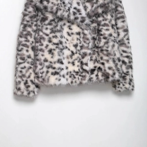 Faux-Fur-Jacke mit Tiermuster in Grau und Schwarz, Leoparden-Print mit Plüsch-Textur