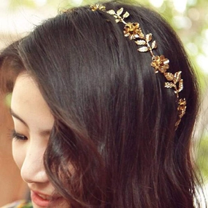 Eleganter goldener Metall-Haarreif mit Blättern und Blumen für Damen im Freien