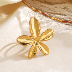 Bague fleur exagérée plaquée or 18K avec finition polie sur fond de soie blanche