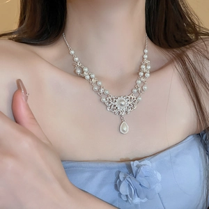 Collier de perles baroques avec pendentif en forme de goutte et diamants sur mannequin
