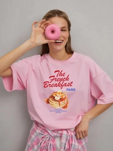 Ροζ oversized βαμβακερό T-shirt με τύπωμα French Breakfast και χαμογελαστό μοντέλο