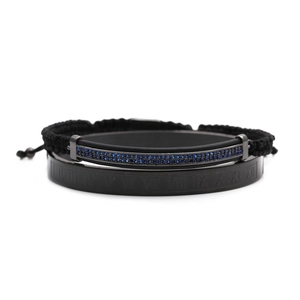 Details von schwarzem Edelstahl-Armreif mit römischen Ziffern und blauem Zirkon-Armband