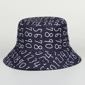 Détail d'un chapeau bob noir avec des motifs numériques blancs au style urbain minimaliste