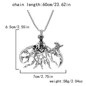 Pendentif faucheuse argenté avec dimensions détaillées sur fond blanc propre