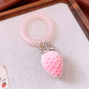 Elastico per capelli a spirale rosa con ciondolo a fragola e gancio in metallo argento