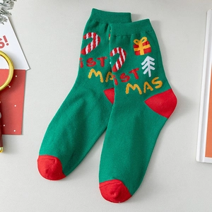 Chaussettes de Noël rouges et vertes avec motifs de fête et lettrage thématique