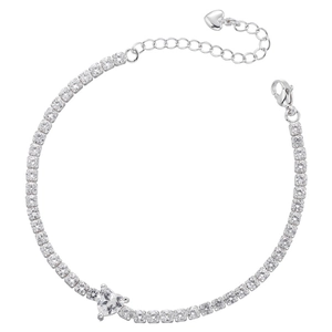 Détail d'un bracelet cœur argenté avec pavé de zircons et fermoir à chaîne ajustable