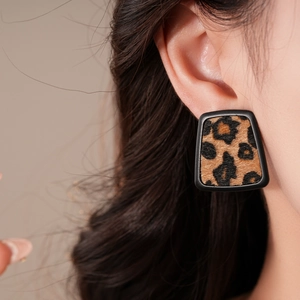 Retro leopard print trapezoid earrings with black frame and plush leather texture